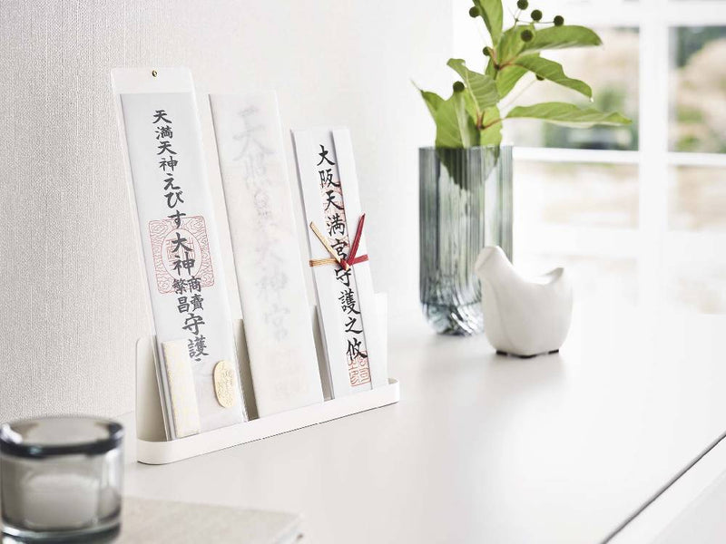 【smart/スマート】神札スタンドがペンや花瓶の植物などオフィス用品とともにデスク上に配置されている様子