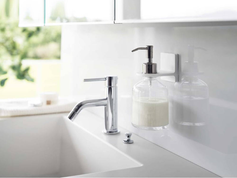 浴室のシンクに設置された【MIST/ミスト】フィルムフックディスペンサーホルダーとソープディスペンサー