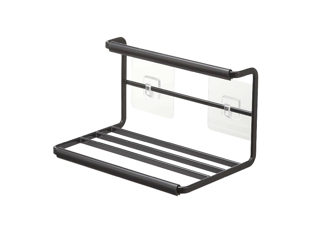 タワー型フィルムフックワイドジャグボトルホルダーが壁に取り付けられ、複数のジャグボトルを整理して収納している様子