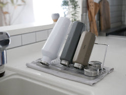 ビーワースセレクションの折りたためる18-8ステンレス製ジャグボトルスタンドがキッチンカウンターに設置されている様子