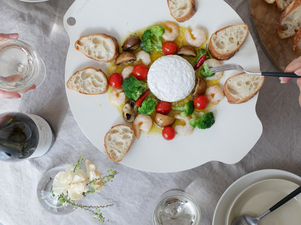 卓上IHクッキンググリドルを使用して調理されたサラダや野菜がテーブルウェアに盛り付けられている様子