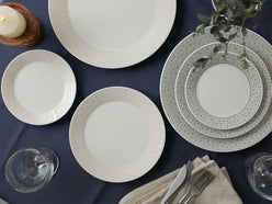 アラビアのマイニオ プレート。灰色の磁器製で15cm、19cm、25cmのサイズが揃ったディナウェアセットの一部