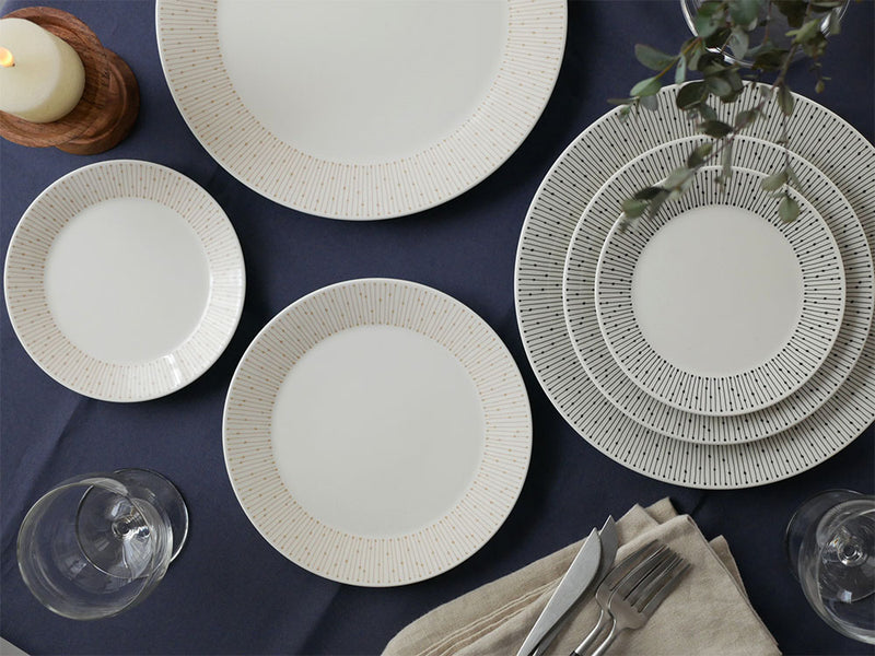 アラビアのマイニオ プレート。灰色の磁器製で15cm、19cm、25cmのサイズが揃ったディナウェアセットの一部