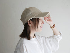 シセイの爽やかなリネン素材でサラッと被れるベースボールキャップ。調整ベルト付きのカジュアルなデザイン。