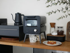 レコルトのクリームホワイトスライドラックトースター。本体はスチールとガラスで作られており、スライドラックや付属トレイがセットになっています。