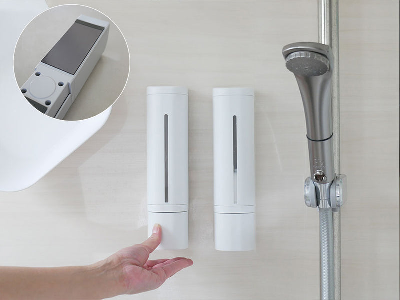 リッチェルの下から出るマグネットソープディスペンサーが浴室の洗面台に取り付けられている様子