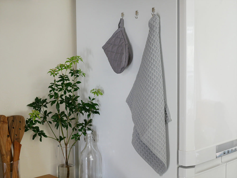 テイジン製グレーのあっちこっち水切りマットがキッチンのシンク周りに敷かれている様子