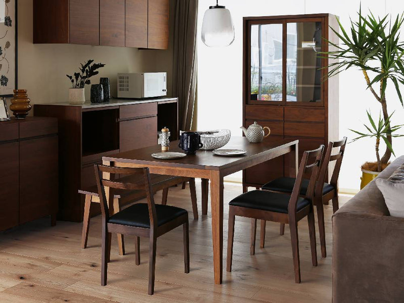 高野木工のホワイトオーク無垢材製プレーンチェアVIETNAMがダイニングルームに配置され、シンプルで上品なデザインが際立っています。