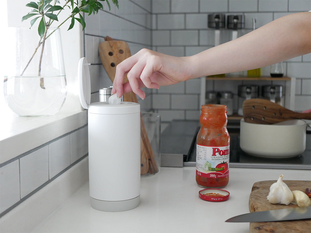 marna(マーナ)の倒れない片手用ウェットティッシュケースが、ステンレス製のキッチンカウンター上に設置されている様子