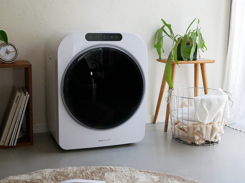 ESTILO(エスティロ)コンパクト衣類乾燥機のシルバー外観。家庭用電子機器としてスタイリッシュなデザインが特徴です。