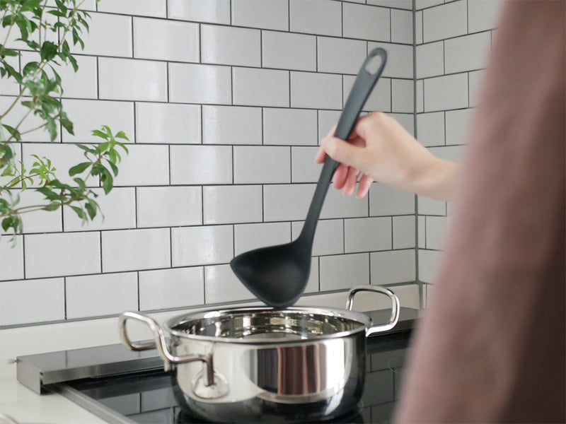 【marna/マーナ】ナイロンとシリコーンゴム製のマーナお玉がキッチン用品とともに調理中に使用されている様子