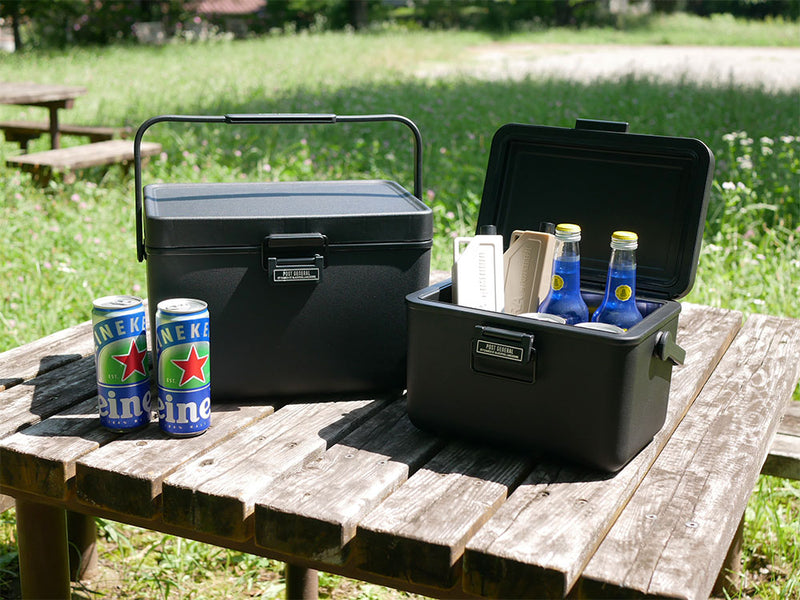 POST GENERALのTHE ICE ERAハードシェルクーラー。プラスチック製で高い保冷性能を持つ3.8Lおよび12Lのクーラーボックス