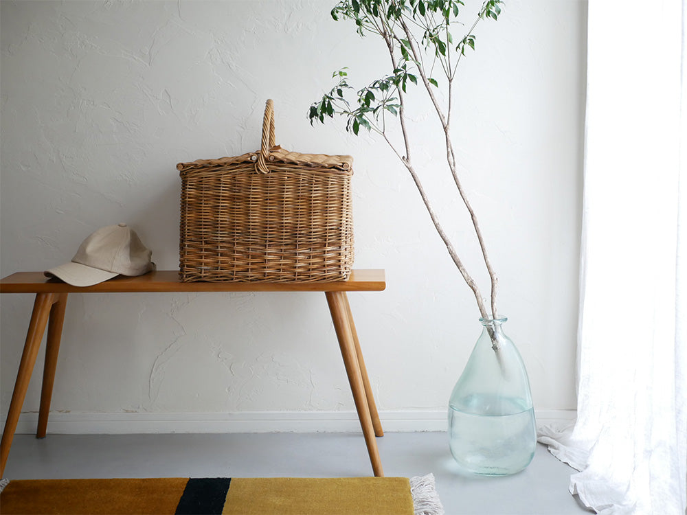 【Creer/クレエ】ラタンのピクニッククーラーバスケットの写真。自然素材のラタンとレザーを使用し、持ち手が特徴的なデザインです。