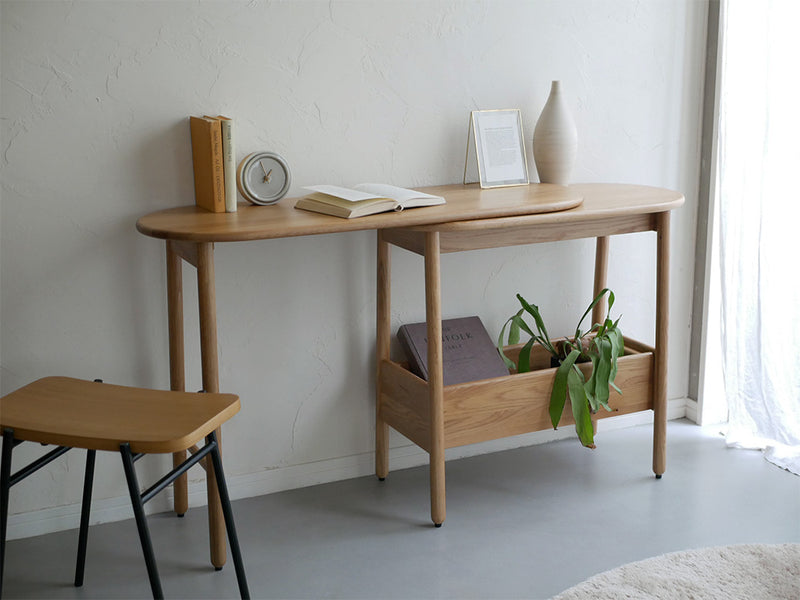 オーク無垢材で作られた伸長可能なコンソールテーブルが室内の床に配置されている様子