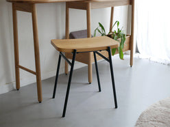 NOWHERE LIKE HOMEのKAPELLスツール、繊細なカーブとオーク材が特徴の木製スツール