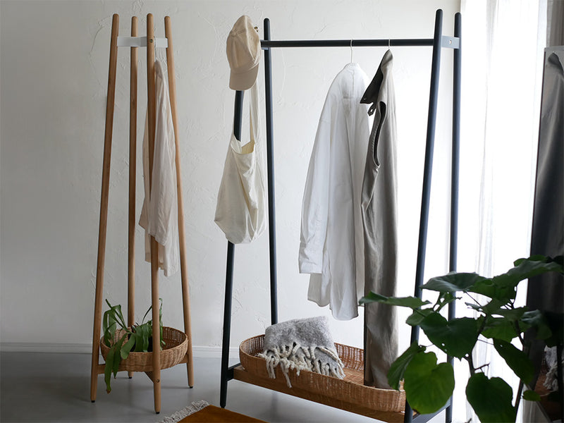 オーク無垢材とラタンバスケットを備えた【NOWHERE LIKE HOME】コートハンガー