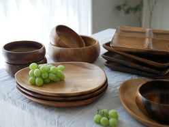 選べるやさしいアカシア食器セット。天然木アカシア製のエッグ型トレー、スクエアトレー、ラウンドボウルが並ぶテーブルウェア