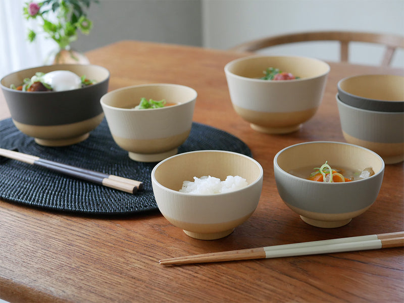 やさしい彩りシリーズの天然木風抗菌汁椀と抗菌キッズ汁椀、八角箸が揃ったテーブルウェアセット