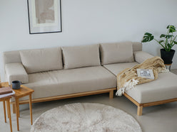 木製フロアに配置された【SIEVE/シーブ】ゆったり座れるレクトユニットソファーとクッションがあるリビングルームのインテリア