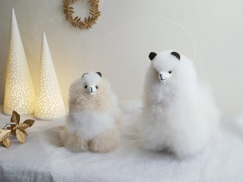 ラップスインターナショナルのふわふわなアルパカドール、柔らかな自然素材を使用した可愛らしいぬいぐるみ