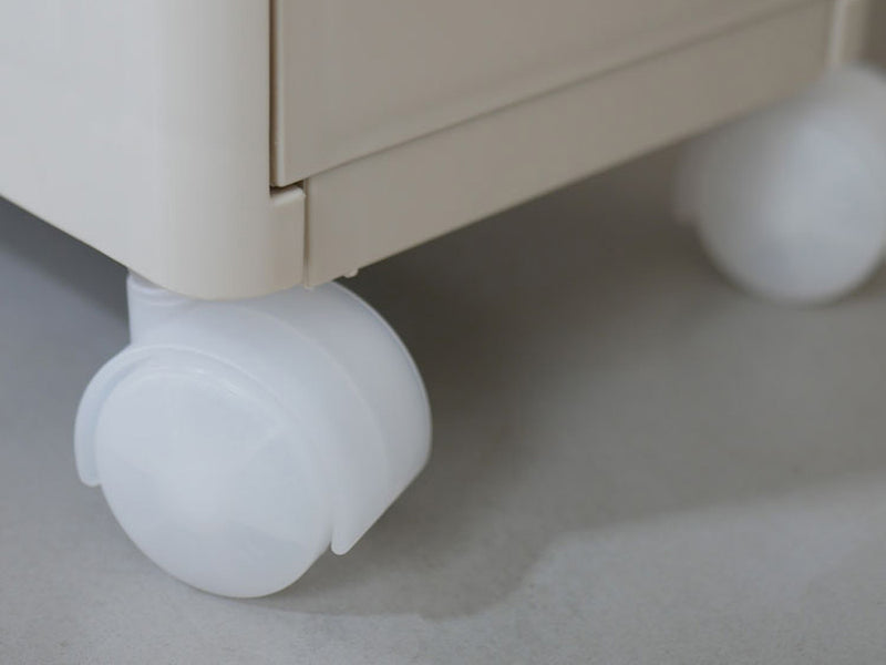 クリアまたはブラックのプラスチック製キャスターが取り付けられた引き出し付きナイトスタンド