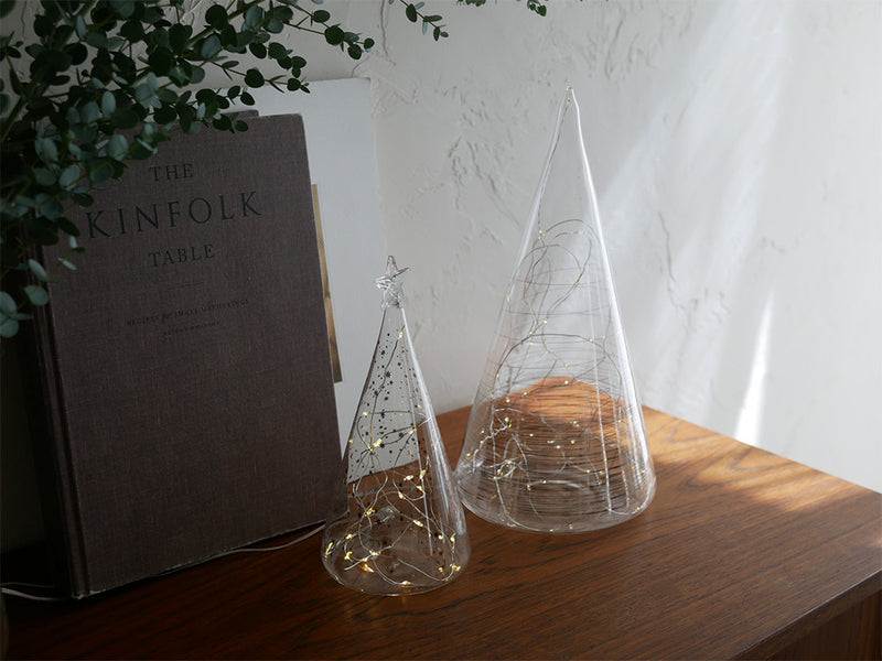 銀色の透明ガラスで作られた円錐形のLEDツリー