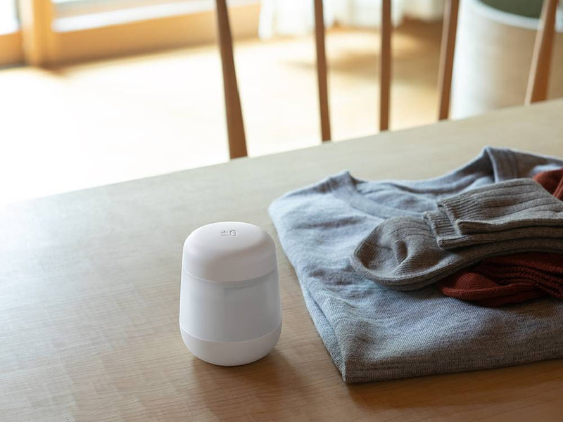 プラスチック製の円筒型毛玉クリーナー、ホワイトカラーでUSB Type-C充電対応