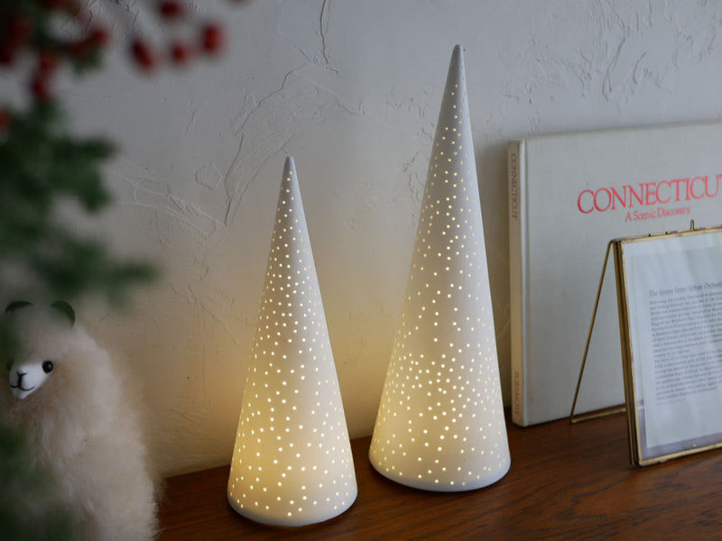 LED照明が点灯したコーン型のクリスマスオーナメントで、クリスマスツリーを彩る装飾品です。