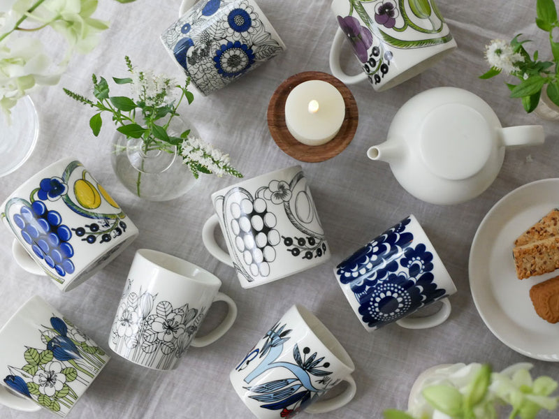 アラビアデザインマグシリーズの青と白の磁器製マグカップ