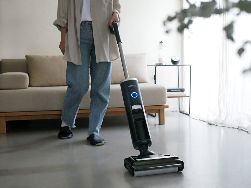 Mindoo AquaX吸引と水拭きが同時に可能な掃除機本体と充電スタンド、付属のロールブラシとフィルターがセットになった家庭用電化製品