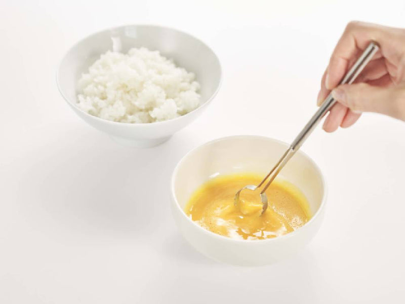 日本製18-8ステンレス製食器「EAトCO トク」を含む、食卓に並んだ料理と箸、スプーンなどの食器