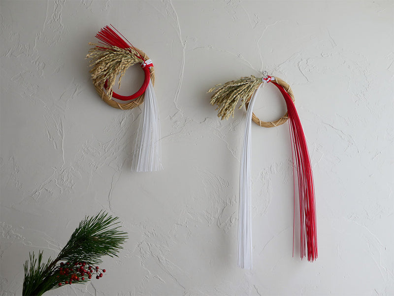 竹や稲、紙を使用した日本製の迎春ことほぎリースの外観