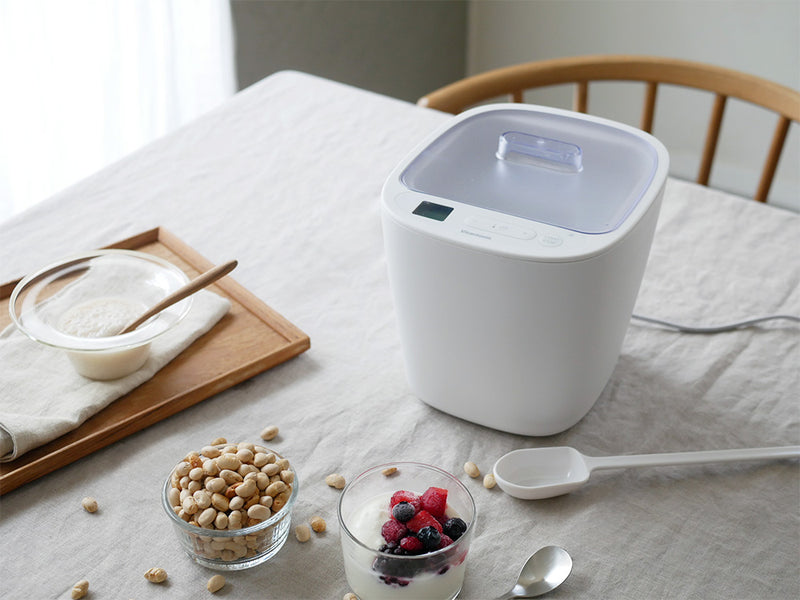 ビタントニオ VFM-10-W初心者向け発酵メーカーと付属の容器やスプーンが並んでいるキッチン家電の画像