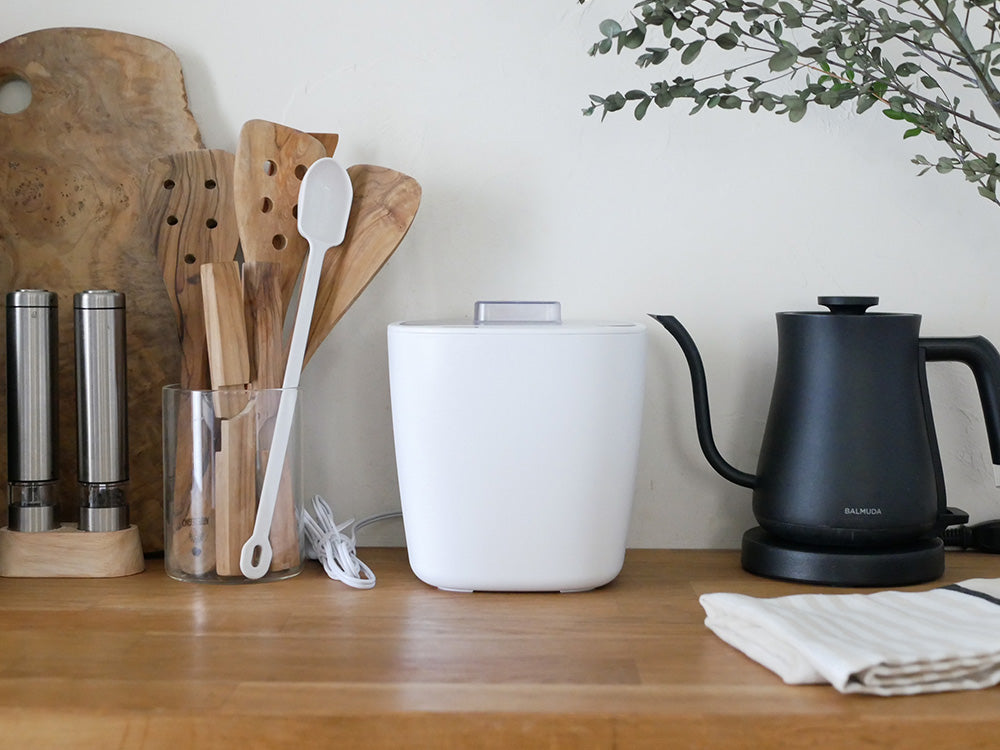 ビタントニオ VFM-10-W発酵メーカーとカップ、ティーポット、ピッチャーなどのテーブルウェアが並んだキッチン用品のセット