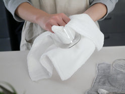 白雪ふきんの綿とレーヨンで作られたキッチンタオルが整然と並べられた家庭用用品の画像