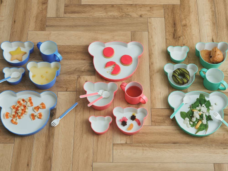 ベアが描かれたキッズ用ディッシュセットで、カップ、プレート、スプーンが含まれるギフトボックス