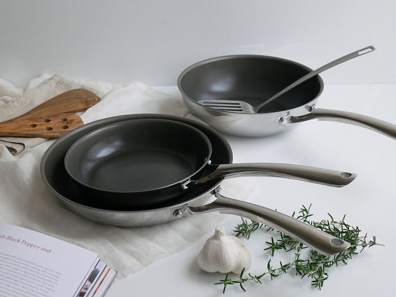 コレールのステンレス鋼製こびりつきにくいフライパンセット。アルミニウム中間層と多サイズ展開が特徴