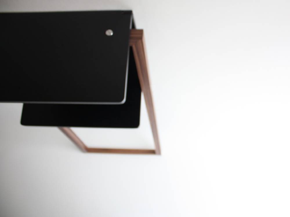 壁に設置されたタカハシ産業の樺バーチプライウッドと胡桃脚のウォールテーブルの画像