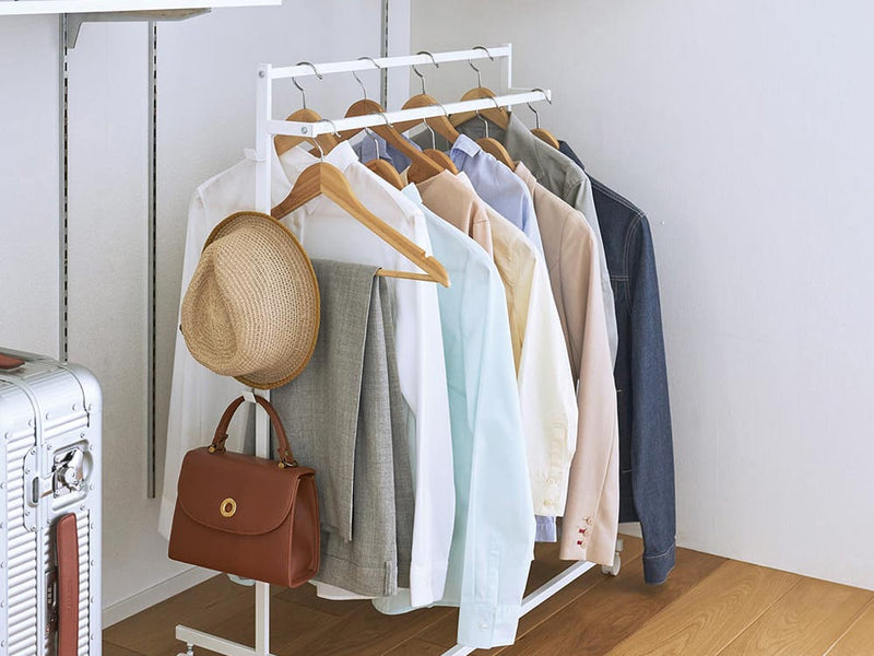 【tower / タワー】収納力アップハンガーラックにデニムやバッグが掛けられ、クローゼット内に整然と配置されている様子