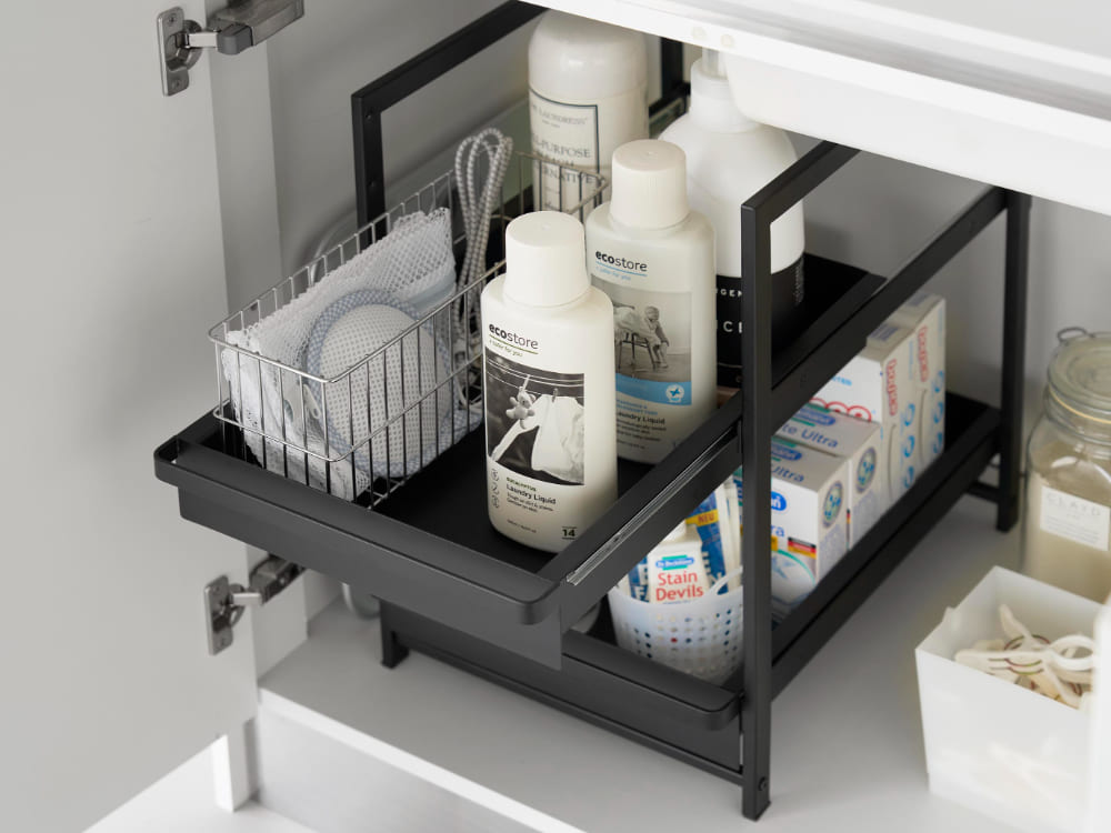 キッチンのシンク下に設置されたスチール製タワーシンク下スライドラック。二段の引き出しが収納スペースを効率的に活用できるキャビネット用収納具。