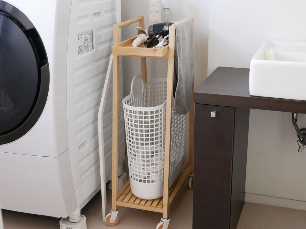 洗濯室に置かれたlike-itのバンブーランドリーワゴンとバスケット