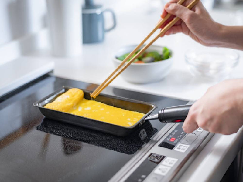 【bws SELECTION】鉄フライパンで卵を焼いている様子