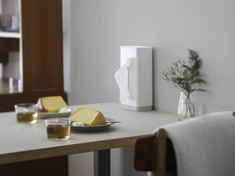 マーナ製ABS樹脂の倒れない片手操作可能なティッシュケース。透明ガラスやステンレス面に簡単に設置できます。