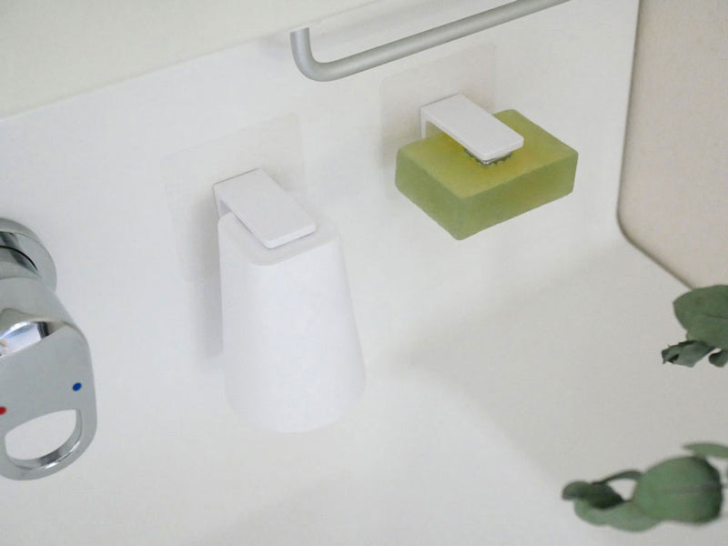 タワーのフィルムフックマグネットが設置された浴室の洗面台