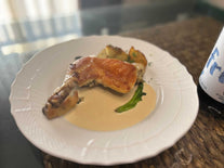 骨付き鶏モモ肉のコンフィ　きのこクリームソース