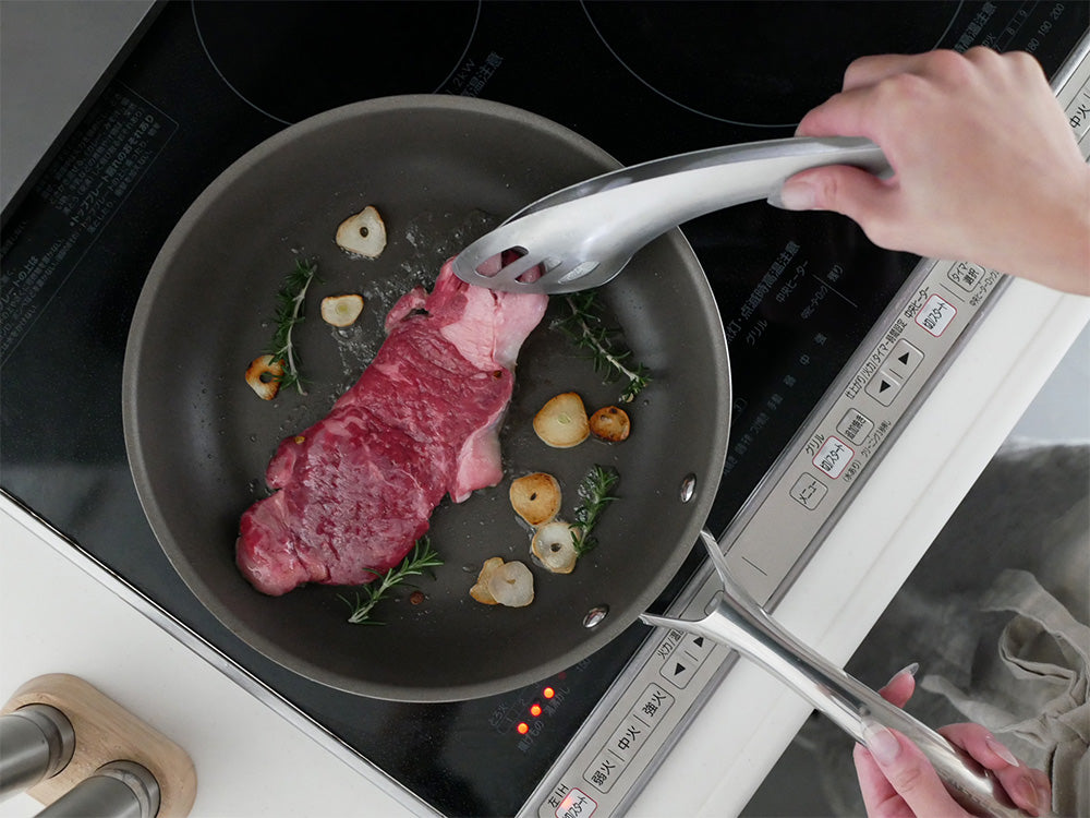 《ノベルティ付》【CORELLE/コレール】こびりつきにくい次世代フライパン（キッチンツール2点セット）