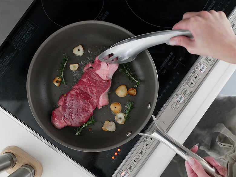 《ノベルティ付》【CORELLE/コレール】こびりつきにくい次世代フライパン（キッチンツール2点セット）