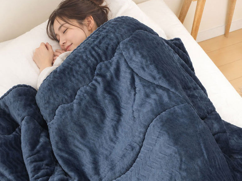 薄くて軽いのに1枚で温かいエアロゲル掛け布団