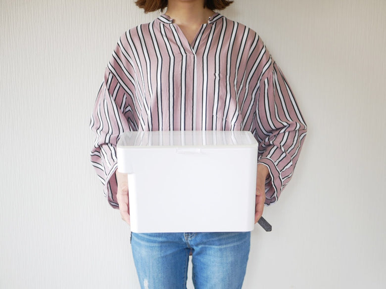 towerブランドのシンク下用密閉米びつ、計量カップ付きのプラスチック製