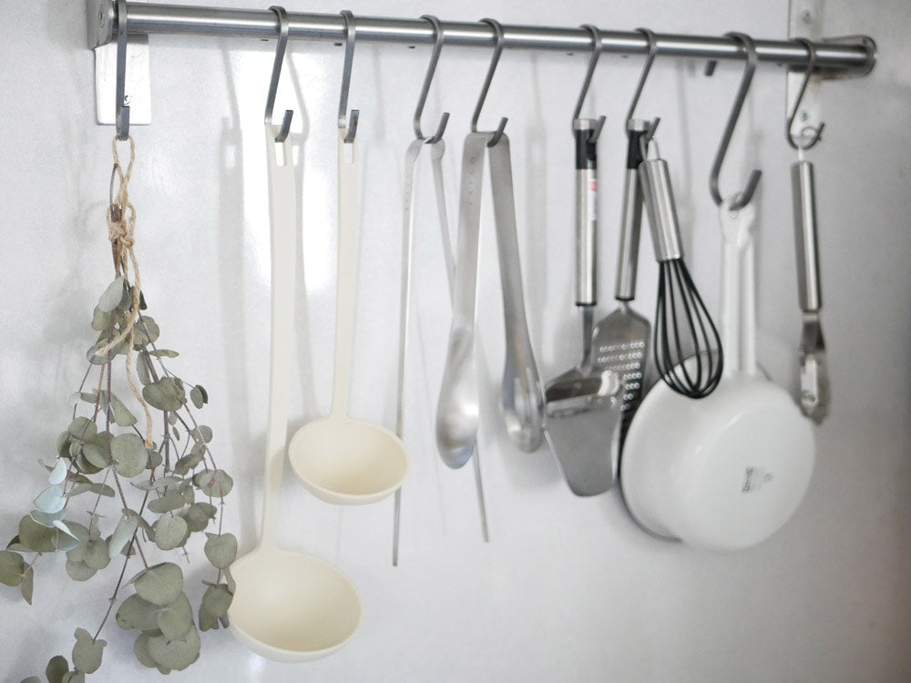 プラスディー タテオタマ 調理器具ラックにスプーンやフライ返しを収納